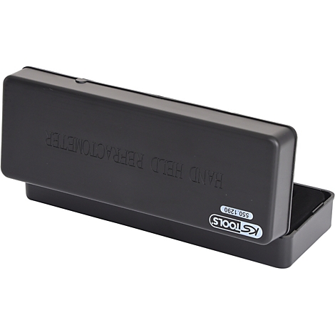 Schwarzer KSTOOLS Refraktometer-Koffer, geöffnet. Schriftzug 'HAND HELD REFRACTOMETER'.